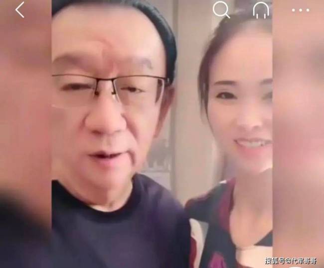 77岁侯耀华与美女歌手举止亲昵引争议，被嘲：已经活成了一个“笑话”