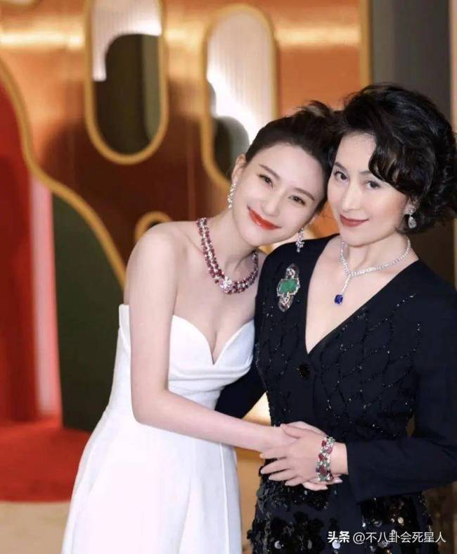 何超琼算不算顶级大美人？看她和李嘉欣的合照就知道了