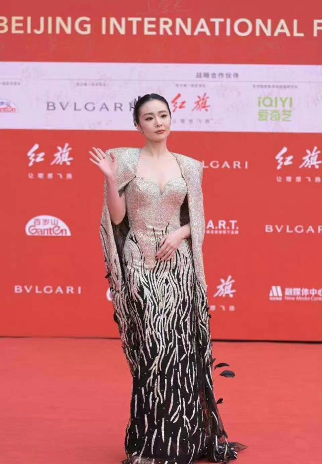 北影红毯看点多，娜扎如仙女下凡，章子怡状态能打，陈红美人老去