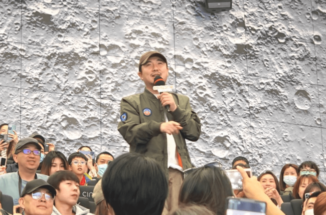 《长空之王》口碑炸了！映后全场三次掌声，王一博获赞周冬雨遭吐槽