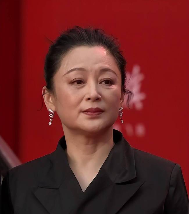 北影红毯看点多，娜扎如仙女下凡，章子怡状态能打，陈红美人老去
