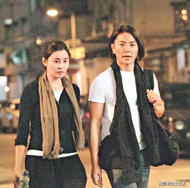 郑伊健老婆成日本人？演唱会打招呼全程用日文，定居日本被骂忘本