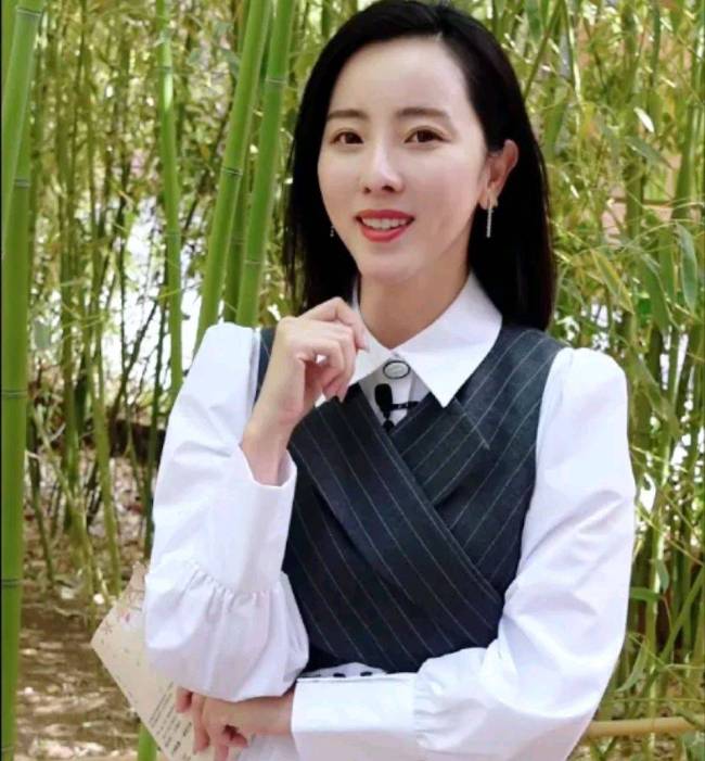 李思思缺席的一年，《回声嘹亮》换了4位主持人，她还有机会吗？
