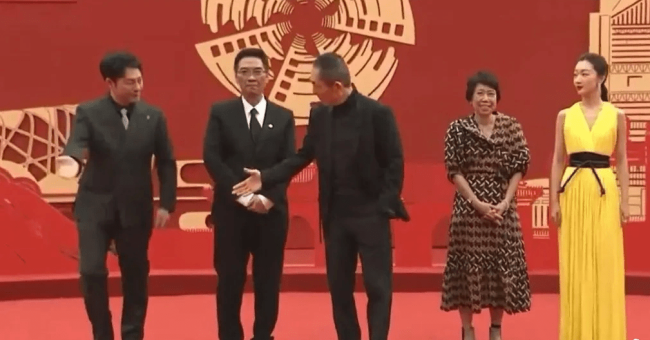 北影开幕式，张颂文转身向陈凯歌引荐高叶，网友点赞张颂文好男人