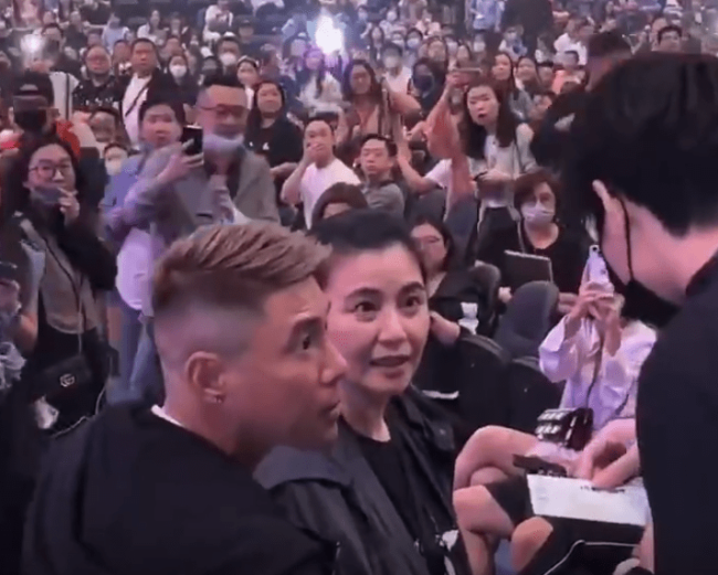 蒙嘉慧现身老公郑伊健演唱会，用日语与观众互动引热议，被质疑忘本