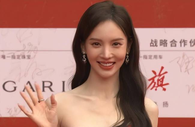 北影红毯看点多，娜扎如仙女下凡，章子怡状态能打，陈红美人老去