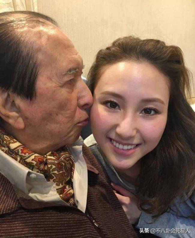何超琼算不算顶级大美人？看她和李嘉欣的合照就知道了