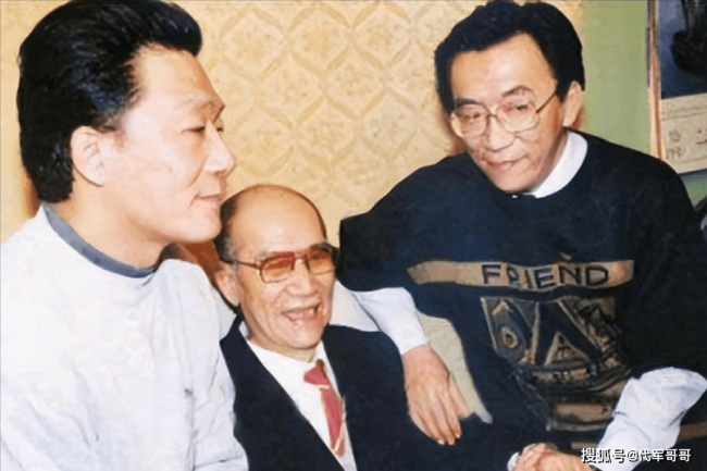 77岁侯耀华与美女歌手举止亲昵引争议，被嘲：已经活成了一个“笑话”