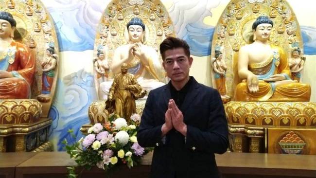 郭富城为活佛庆生坐C位，入佛门22年法号曝光，曾被传拜佛求子