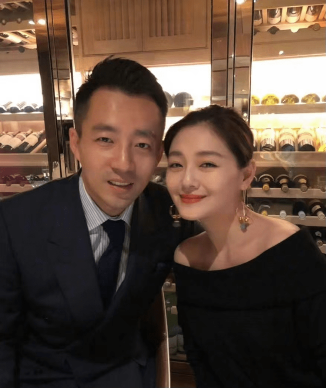 汪小菲再认S妈丈母娘，张兰信托冻结被团队背刺，这家人总在“狗血”里打转？