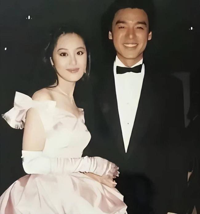 直播6小时卖货6个亿，与钟镇涛离婚24年后，败家名媛章小蕙又红了