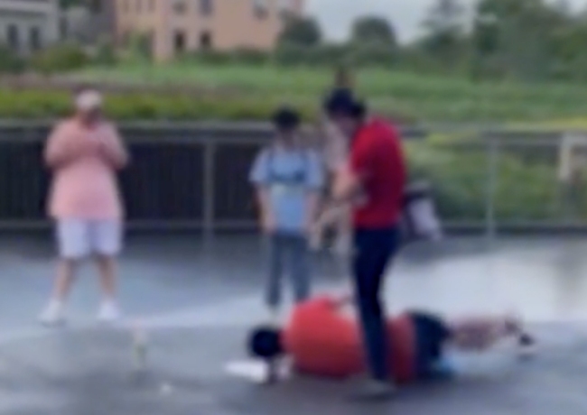一游客在上海迪士尼摔倒，医生谈游客在迪士尼摔倒