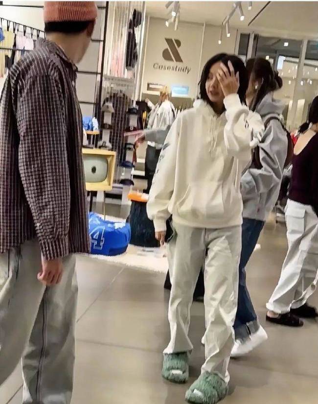 疯马秀后lisa彻底放下偶像包袱,素颜很黑穿拖鞋购物,买百元衣服