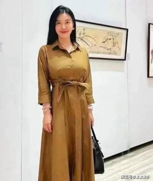 范曾徐萌婚后举办家宴：徐萌坐女主人席位，穿着富态很是优雅