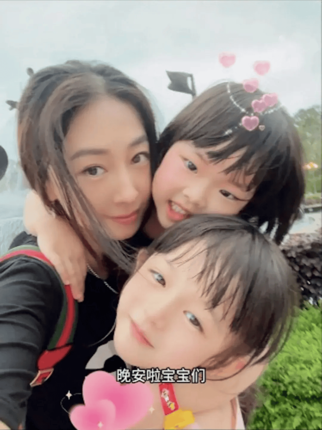 前TVB知名女星携两女公园游玩，与老公多次传出离婚危机，两个女儿颜值超高