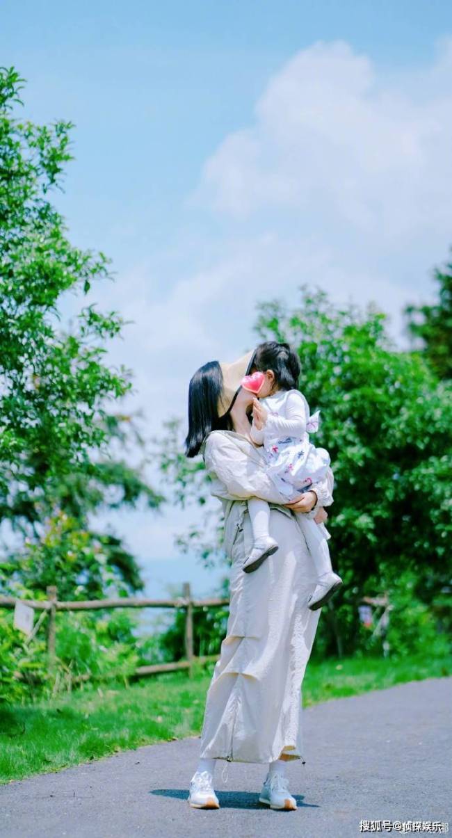 张杰小女儿满3岁，谢娜罕晒母女合照，把小咘芽抱怀里亲吻好有爱