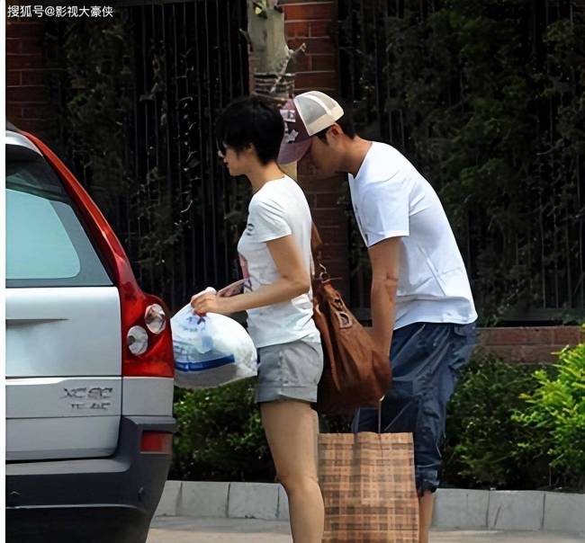 演员于小伟：和高圆圆分手后，转头娶平凡妻子，现在怎么样了？