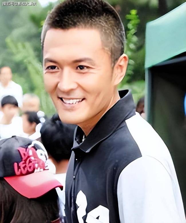 演员于小伟：和高圆圆分手后，转头娶平凡妻子，现在怎么样了？