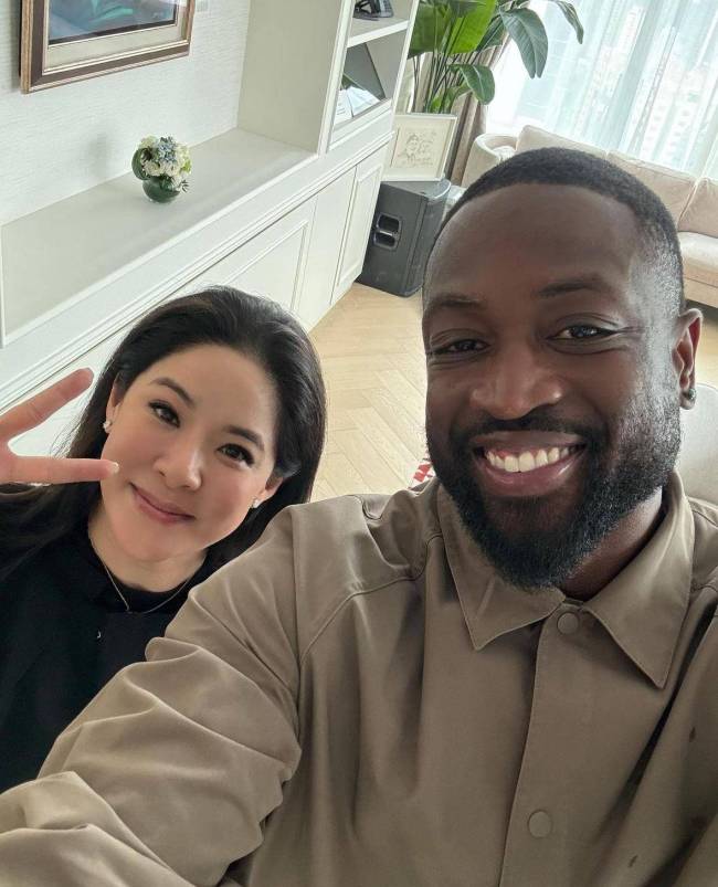香港名媛与婚纱女王聚会，74岁王薇薇面容显老，打扮简约状态真实