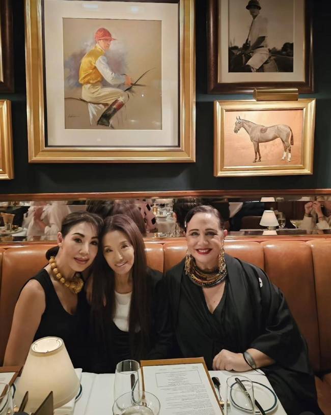 香港名媛与婚纱女王聚会，74岁王薇薇面容显老，打扮简约状态真实