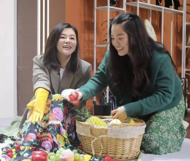 钟镇涛次女出道排场大，获16位明星力挺，三位女儿都已涉足娱乐圈