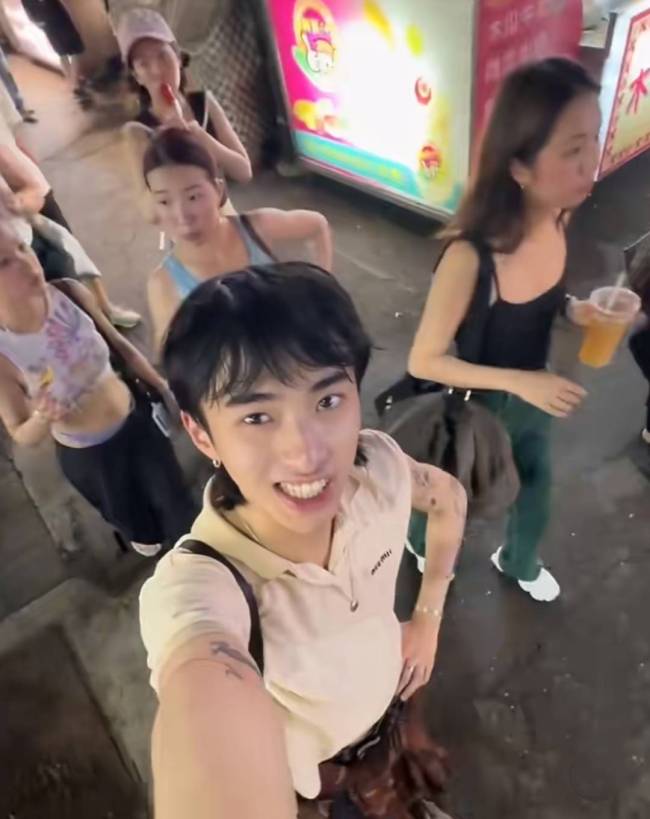 伊能静儿子晒毕业旅行，同行的全是女生，搂着女同学拍照无惧争议