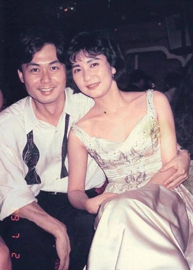 港星19岁女儿正式出道！转眼变大美女！两岸三地群星为她助威