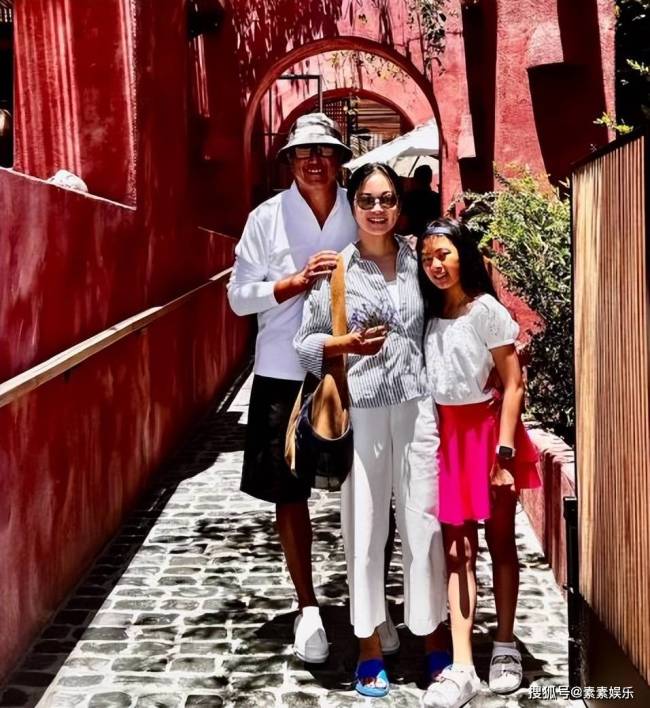 阿雅的女儿都这么大了？长相黝黑像混血，在西雅图和王伟忠合影
