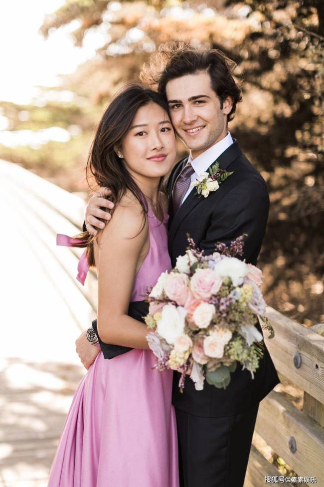 阿雅的女儿都这么大了？长相黝黑像混血，在西雅图和王伟忠合影