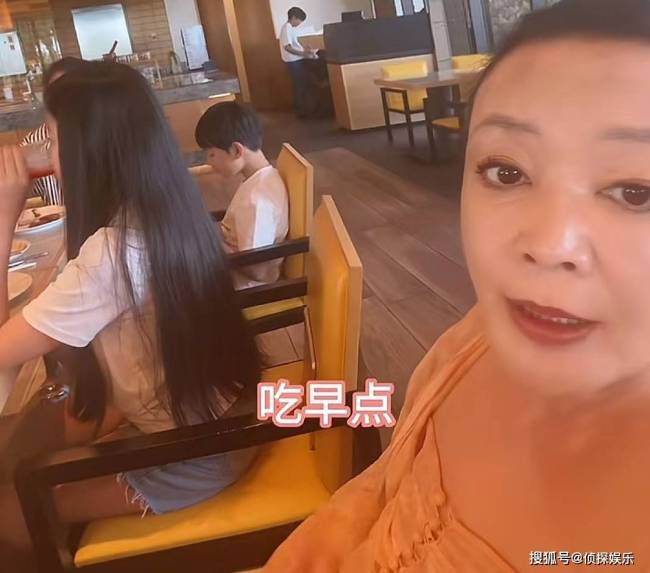 汪小菲俩儿女近照曝光，小玥儿长成翻版大S，希箖瘦高帅气像爸爸