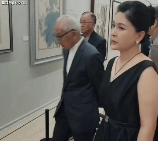 90岁知名画家靳尚谊罕现身！小44岁娇妻颜值喜人，老夫少妻成常态