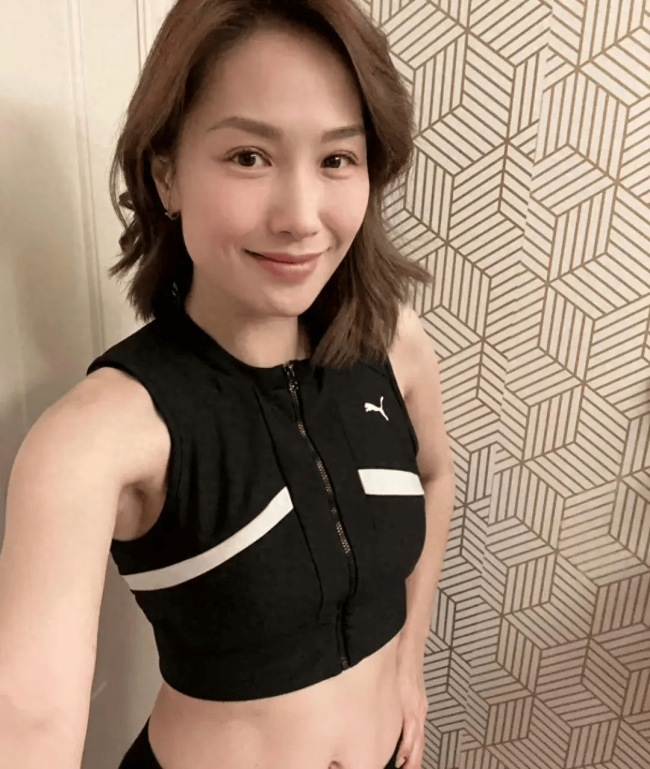 TVB前花旦袁彩云携女游大理！晒近乎素颜照太真实，11岁女儿吸睛