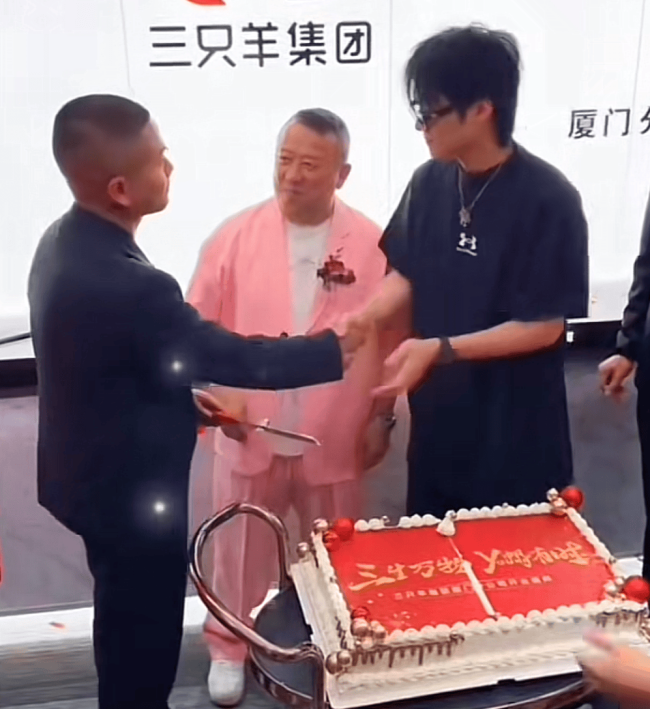 三只羊香港分公司即将开业！成龙主动约吃饭，曾志伟疑似合伙人