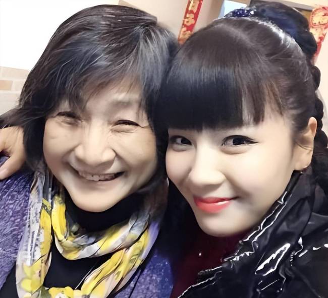 传郑佩佩去世，曹可凡发文刘涛沉默，武侠影后作品多，配角也出彩