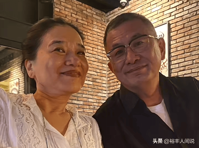 66岁王家卫携妻子环游世界！摘墨镜模样好帅气，妻子眼中透着傲娇