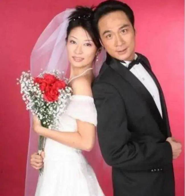 吴镇宇：和李婉华恋爱8年，为小10岁妻子办4次婚礼