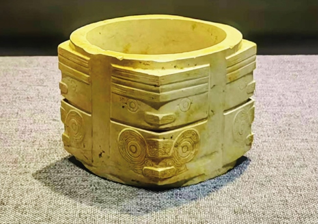 清代琮式瓶里的良渚文化流变