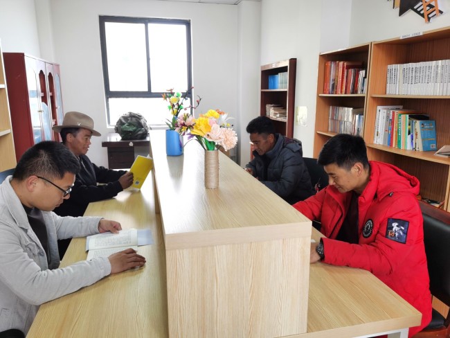 图为林芝市察隅县下察隅镇竹尼村村民在农家书屋阅读书籍。