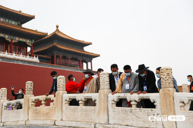 西藏基层干部赴京参观学习班学员在故宫金水桥上驻足观赏。