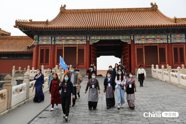 西藏基层干部赴京参观学习班学员在600年历史的故宫内行走。