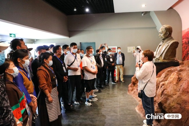 西藏基层干部赴京参观学习班学员参观詹天佑纪念馆