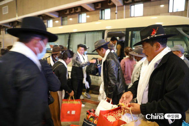 西藏基层干部赴京参观学习班第一期结束在京日程登车回藏
