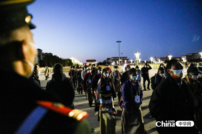 西藏基层干部赴京参观学习班第二期学员抵达天安门广场