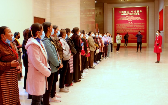 西藏基层妇联干部参观展览 汲取奋进力量
