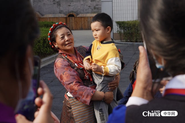 西藏基层妇联干部参观中国儿童活动中心 