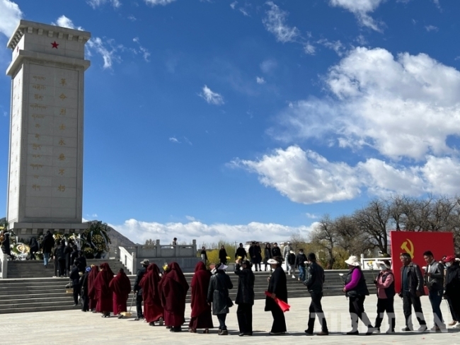 西藏拉萨:千余人深切缅怀革命先烈
