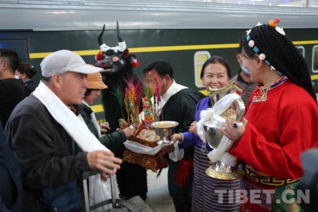 “心连心•京藏号”旅游观光列车抵达拉萨