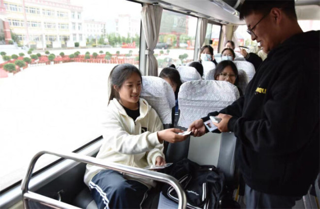 今天，迪庆2000余名考生走进高考考场，加油，少年！