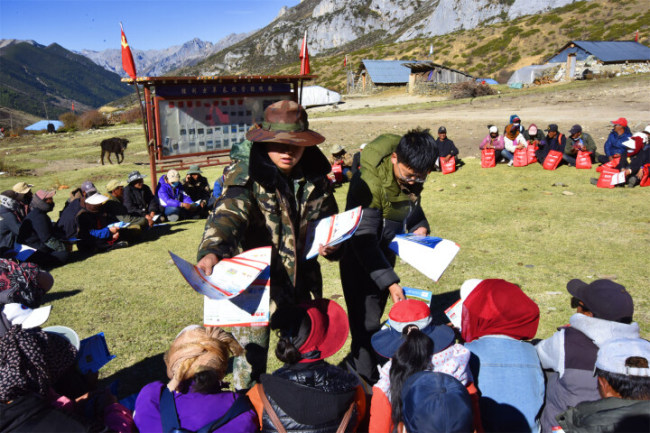 【普法强基在行动】东旺乡：虫草采挖季普法宣传时