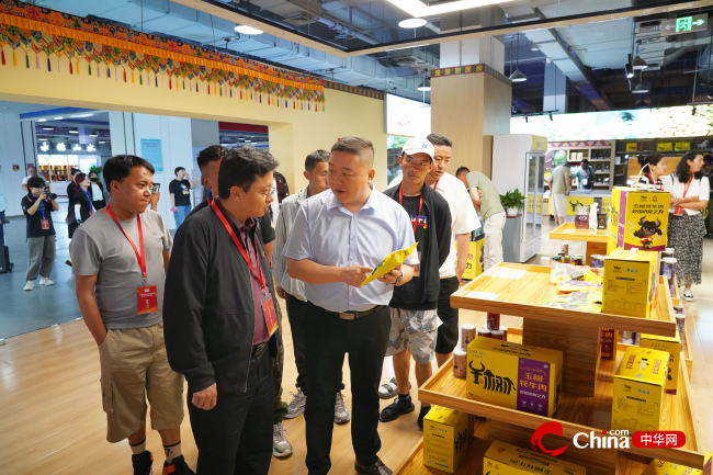 学员们参观首农双创中心大厦特色展馆
